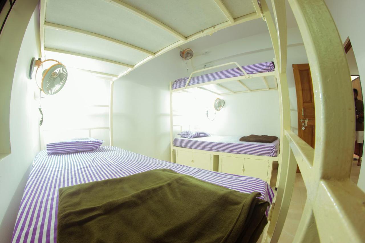 Bonds Hostel Candolim Bagian luar foto
