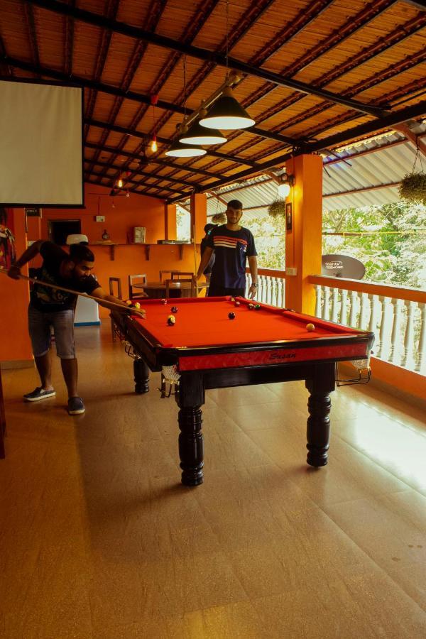 Bonds Hostel Candolim Bagian luar foto