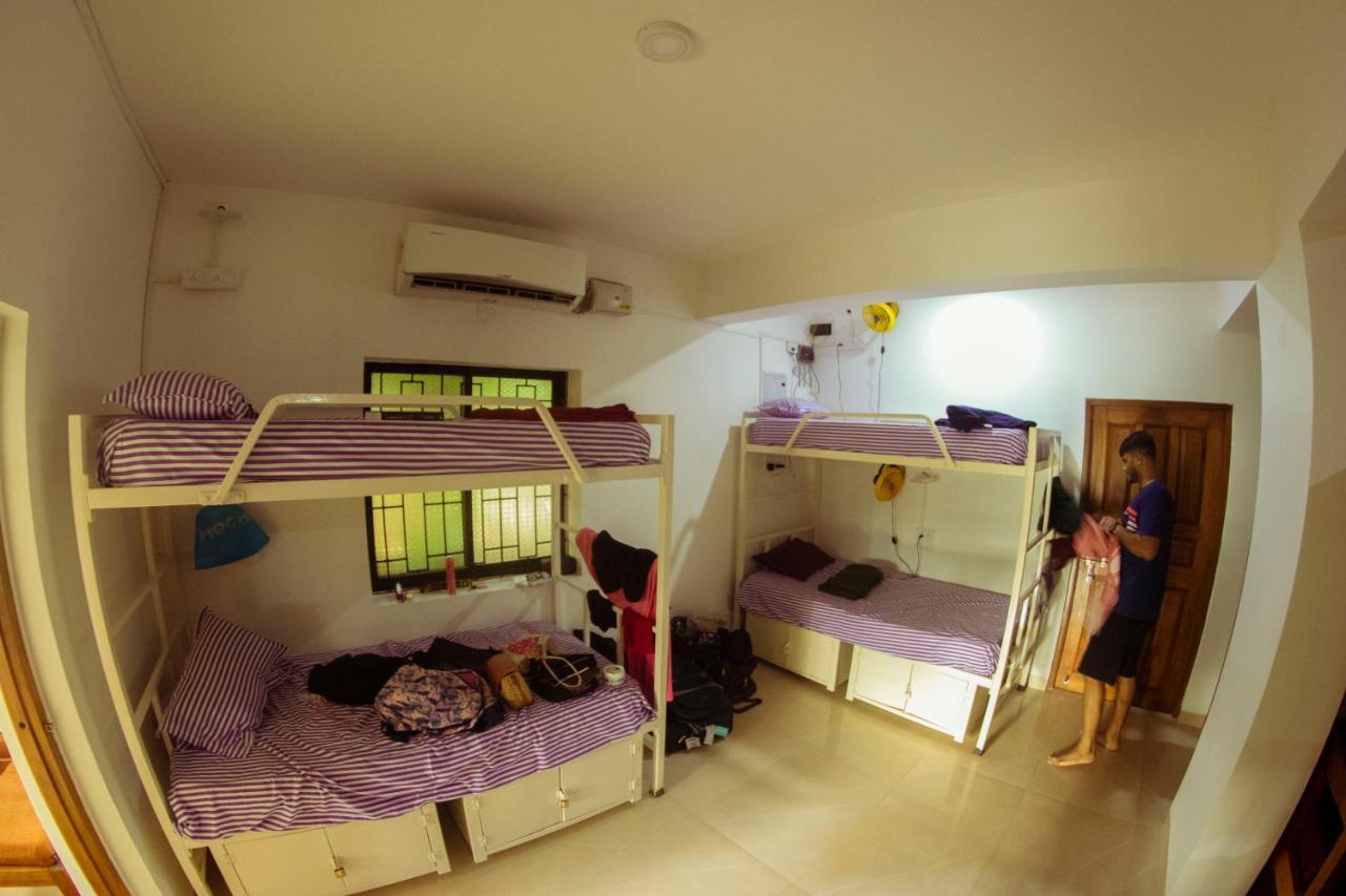 Bonds Hostel Candolim Bagian luar foto