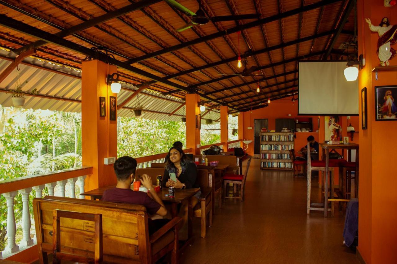 Bonds Hostel Candolim Bagian luar foto