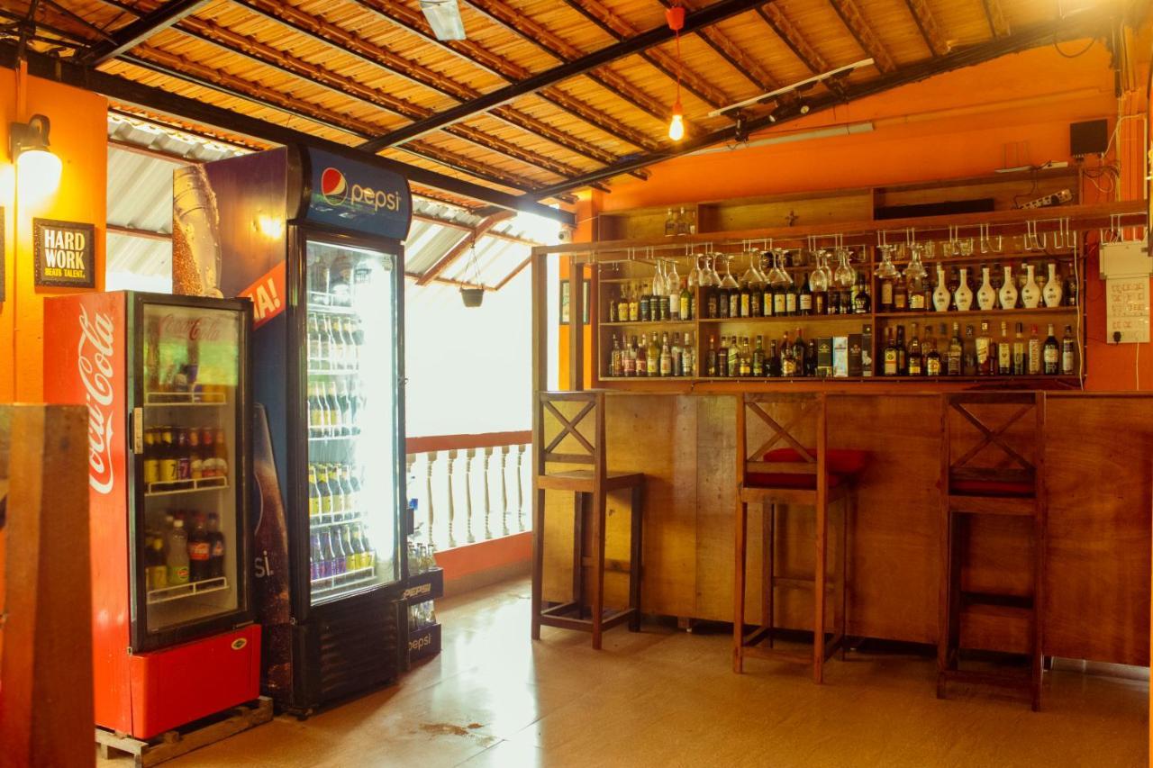 Bonds Hostel Candolim Bagian luar foto