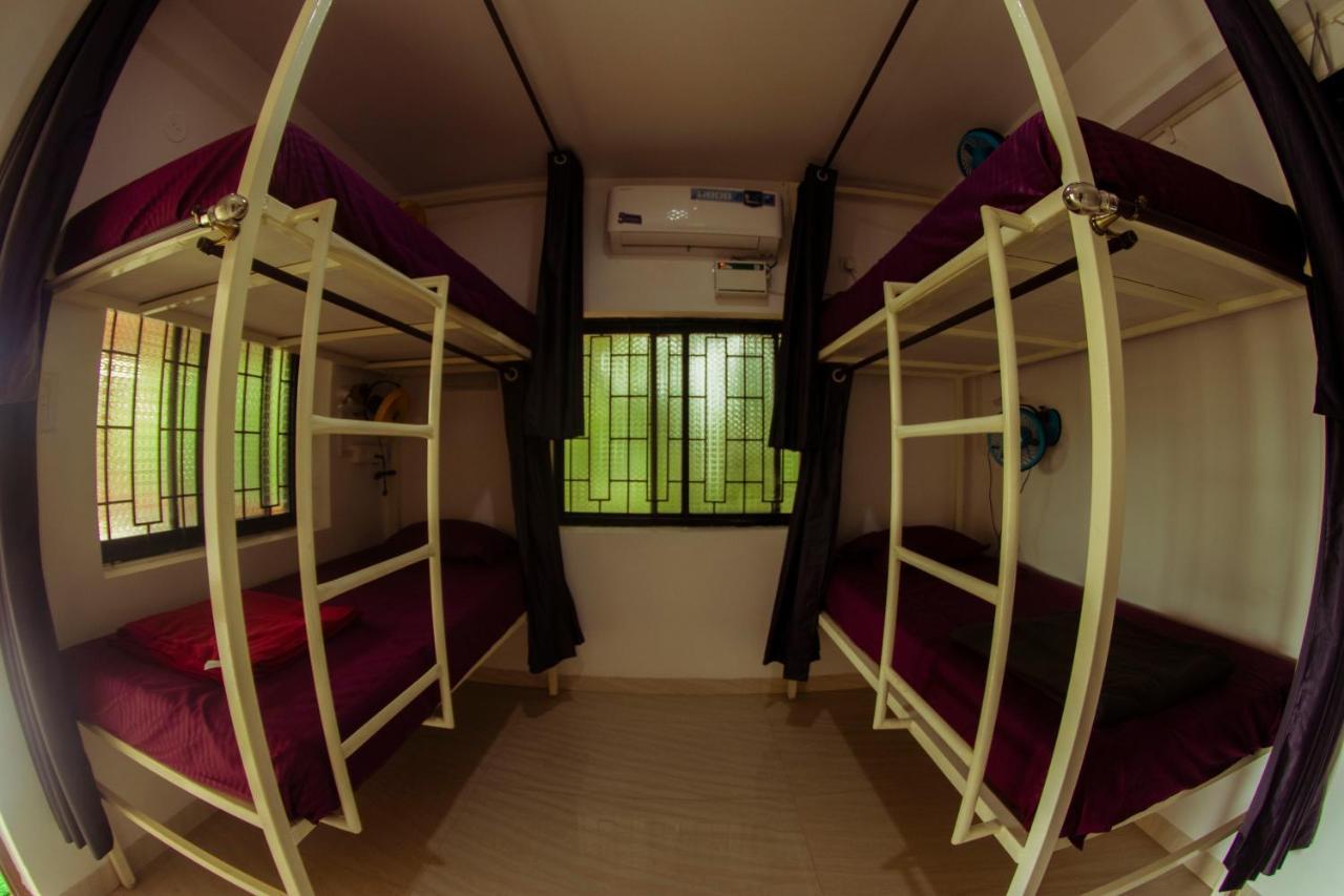 Bonds Hostel Candolim Bagian luar foto