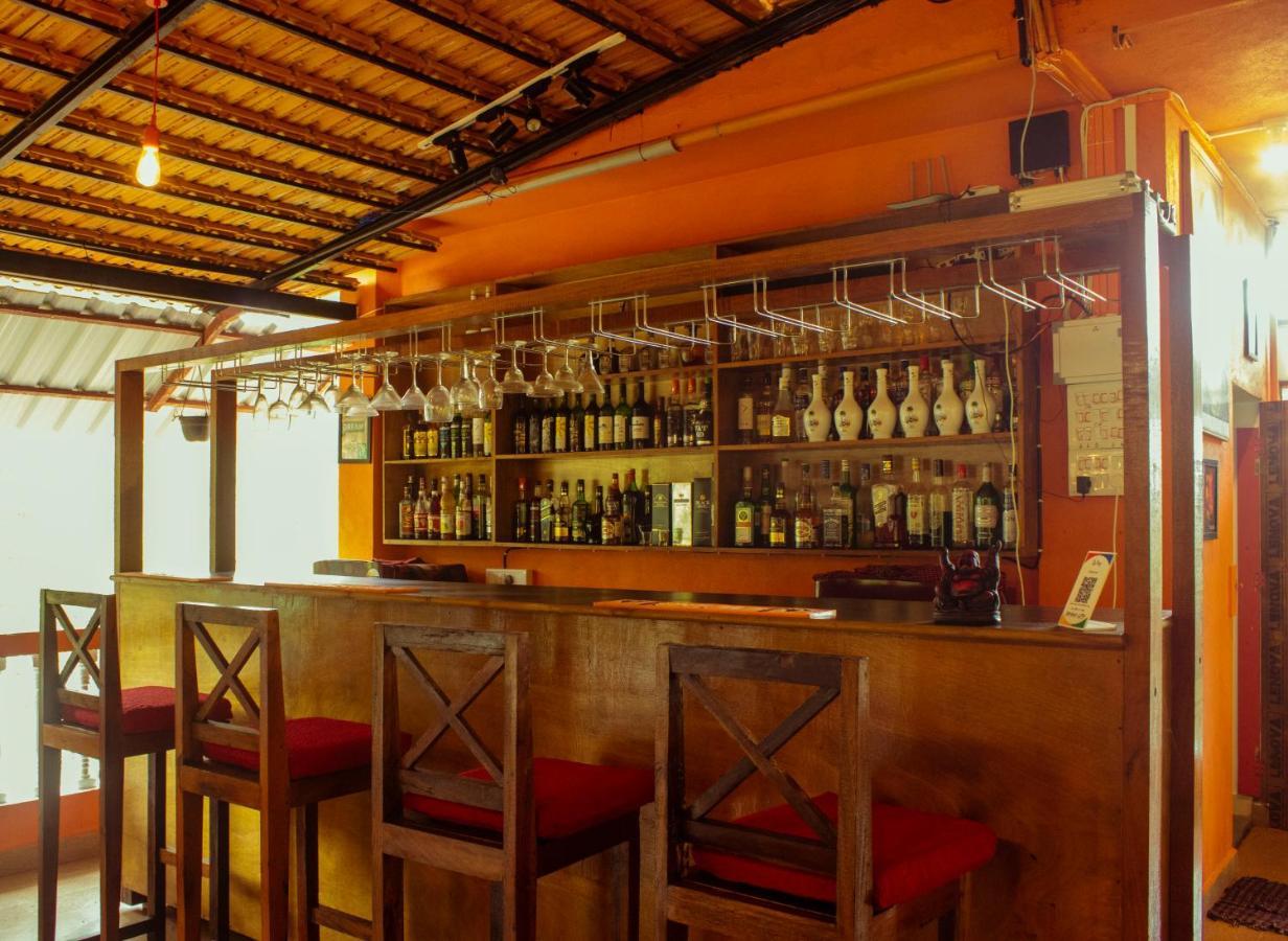 Bonds Hostel Candolim Bagian luar foto