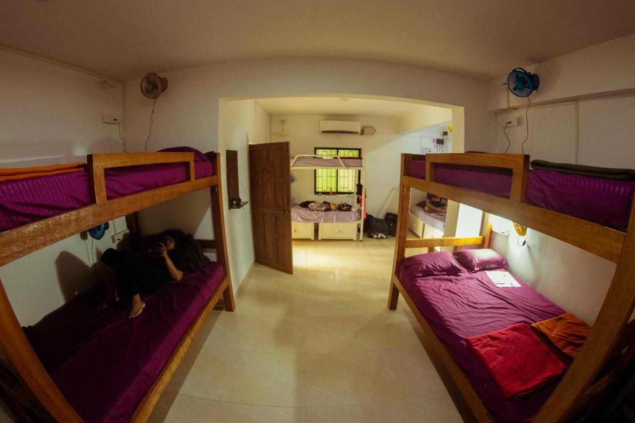 Bonds Hostel Candolim Bagian luar foto