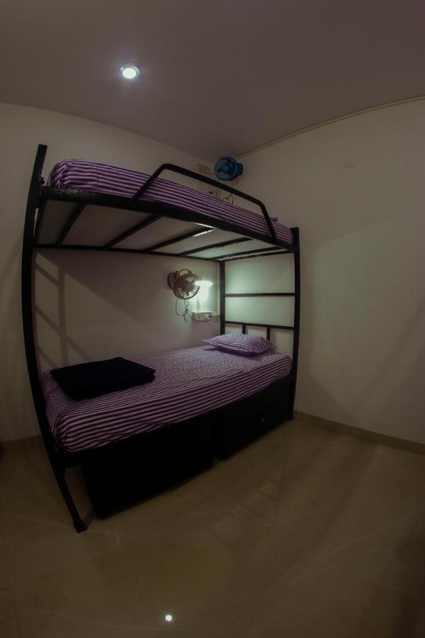 Bonds Hostel Candolim Bagian luar foto