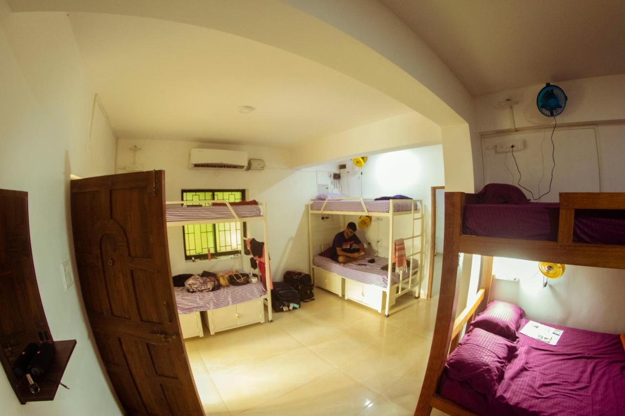 Bonds Hostel Candolim Bagian luar foto