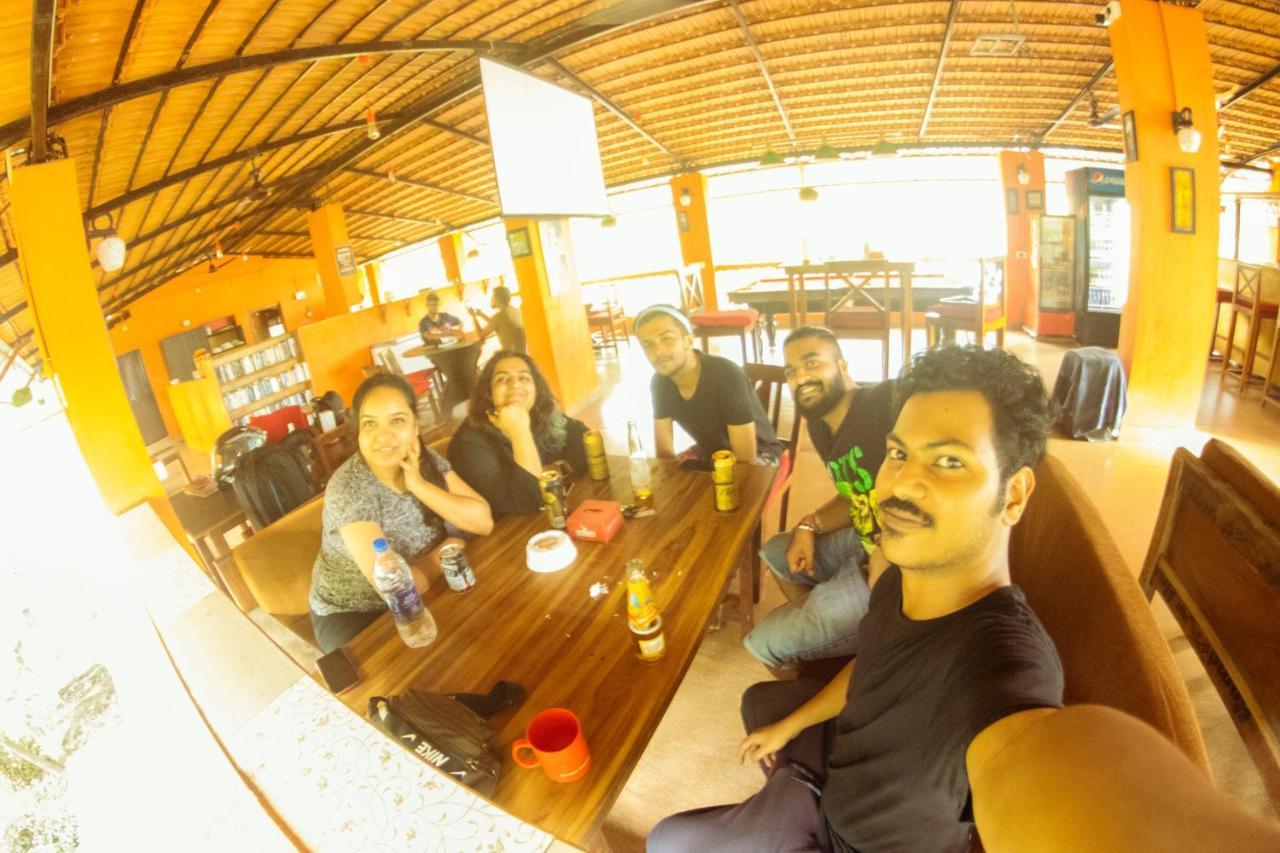 Bonds Hostel Candolim Bagian luar foto