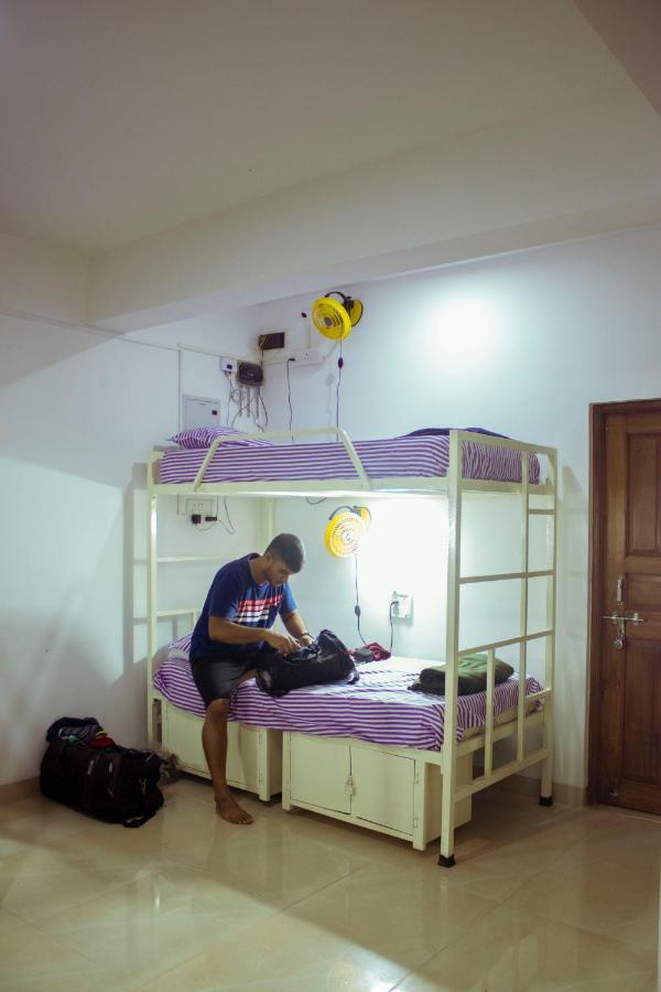 Bonds Hostel Candolim Bagian luar foto