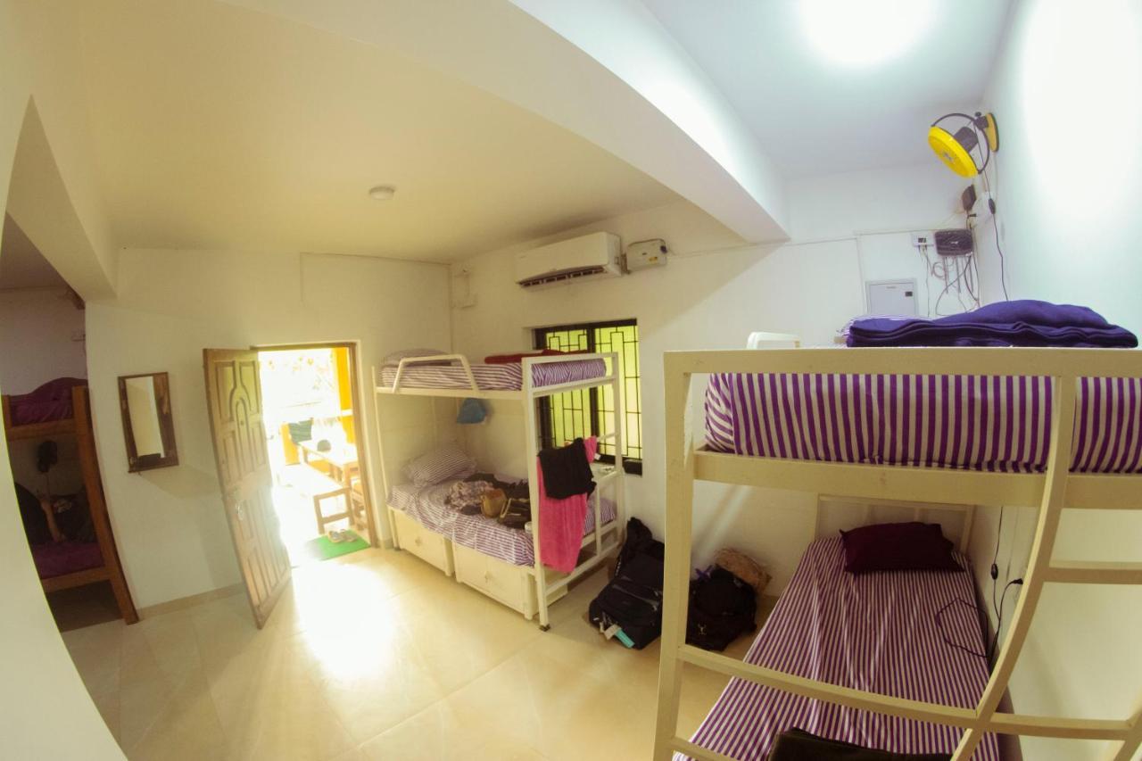 Bonds Hostel Candolim Bagian luar foto
