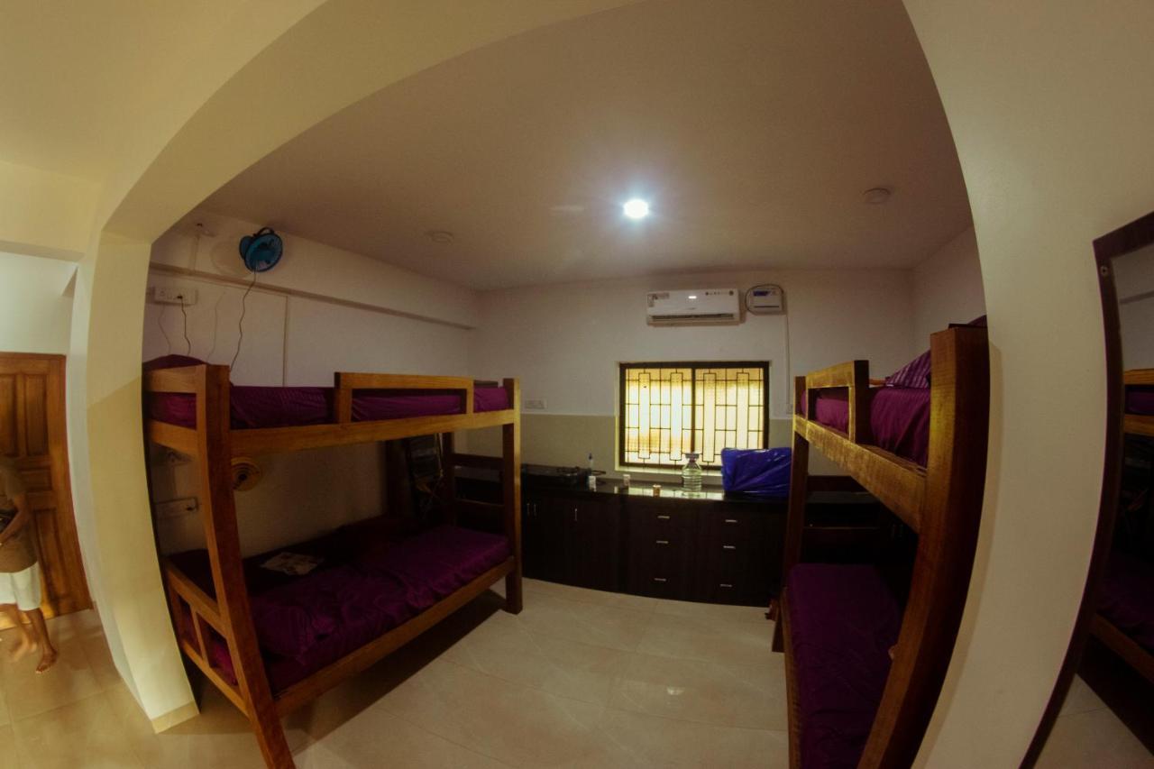 Bonds Hostel Candolim Bagian luar foto