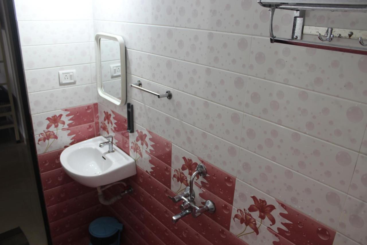 Bonds Hostel Candolim Bagian luar foto