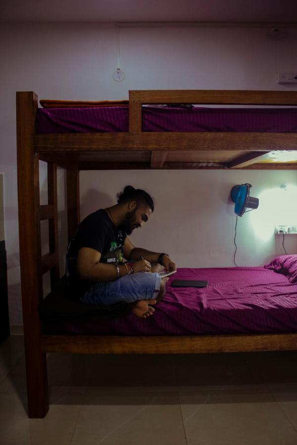Bonds Hostel Candolim Bagian luar foto